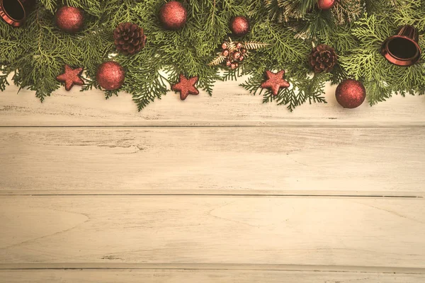 Borovice list s červenou hvězdou a vánoční dekorace koule bílá w — Stock fotografie