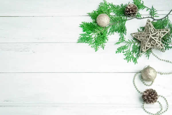 Borovice list s stříbrnou hvězdou a vánoční dekorace koule na wh — Stock fotografie