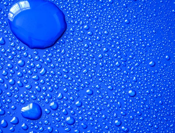 Abstrakt vatten droppe på ytan av färsk blå bakgrund — Stockfoto