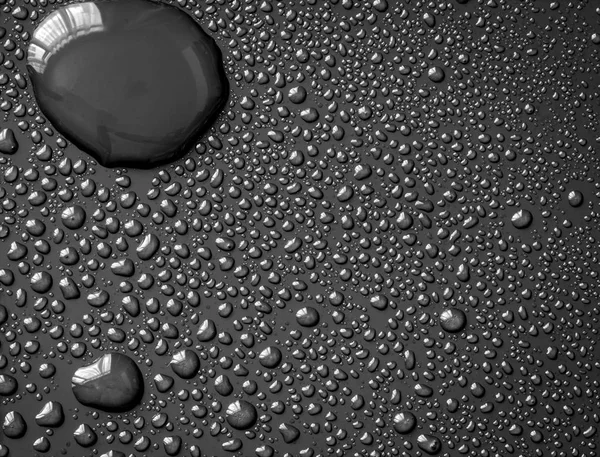 A gota de água abstrata na superfície de fundo preto fresco — Fotografia de Stock