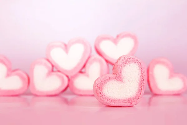 Zefir kształcie serca na różowym tle z praktyczno miłości — Zdjęcie stockowe