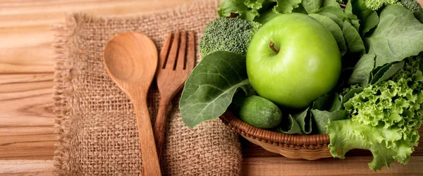 Cerca de manzana verde con una verdura verde mixta para la salud o — Foto de Stock