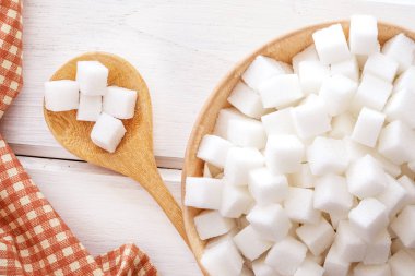 Tablo, üstten görünüm veya ov ahşap kase küp şeker kadar kapatın