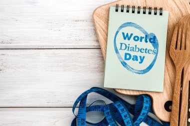 Doğrama kurulu ile ahşap üzerine Dünya Diyabet Günü metin ile not etmek