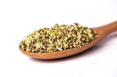 beyaz zemin üzerine tahta kaşık rezene tohumu kapatın