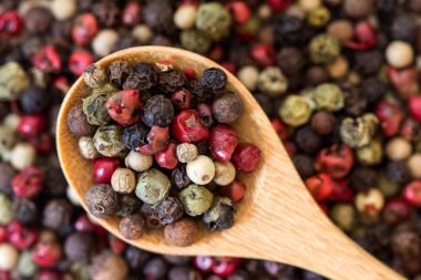 Tahta kaşık biber peppercorns Karma türü kapatın