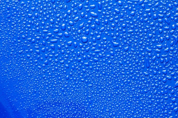 A gota de água abstrata na superfície do fundo azul fresco — Fotografia de Stock