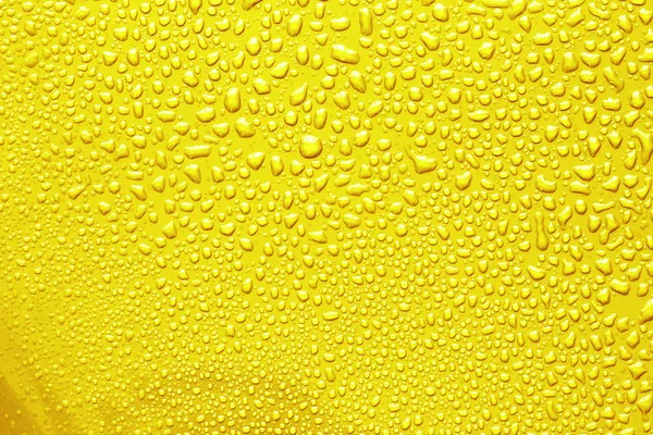 A gota de água abstrata na superfície de fundo amarelo fresco — Fotografia de Stock