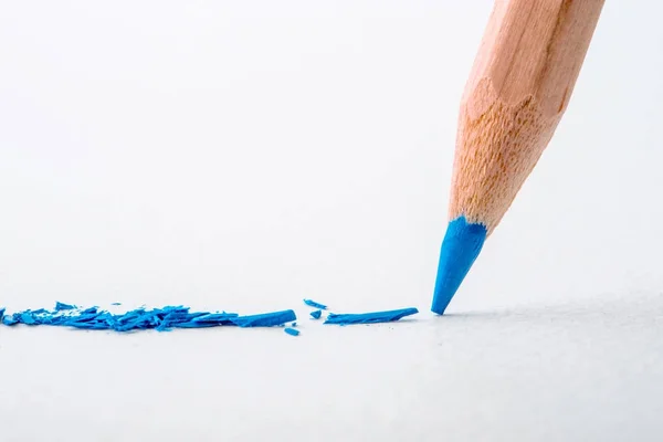 Cerrar la cabeza de lápiz de color azul sobre papel de dibujo blanco, cr — Foto de Stock