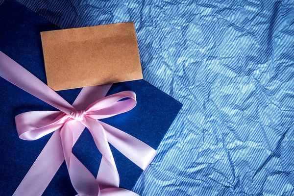Coffret cadeau bleu foncé avec décoration ruban sur papier bleu polka  , — Photo