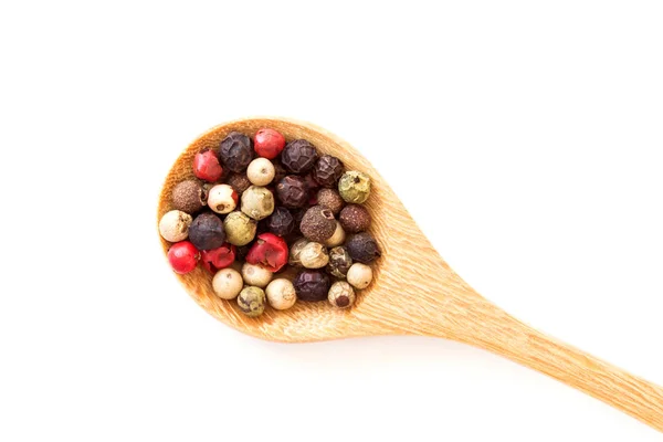 Cerca de tipo mixto de los granos de pimienta en cuchara de madera, top vie — Foto de Stock