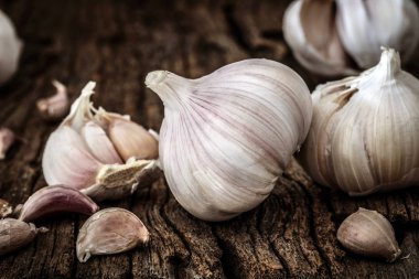 Sarımsak Ahşap mutfak masasında grubu kapat 