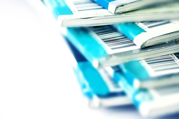 Onderdeel van de barcode op het blauwe tijdschrift stapelen met whit close-up — Stockfoto