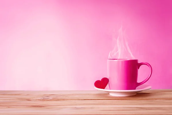 Hrnek kávový šálek s tvarem červené srdce na dřevěný stůl, Romance — Stock fotografie