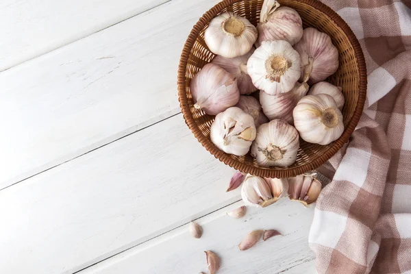 Primer grupo del ajo sobre tabla de madera blanca, tapa — Foto de Stock