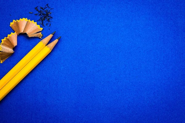 Le Crayon jaune sur fond bleu vif, innovation créative — Photo