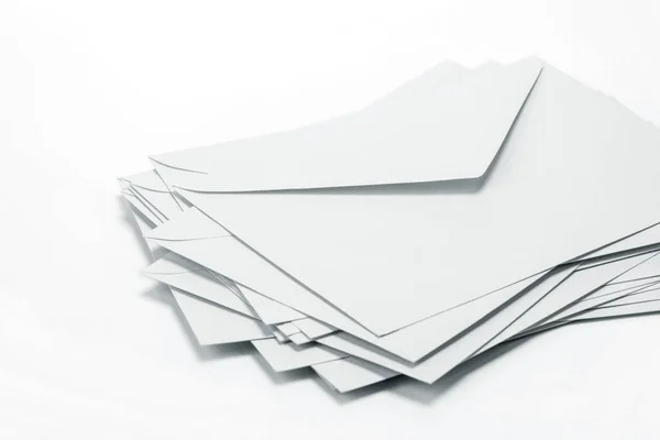 Primer plano Apilamiento de sobres y papel carta de correo en blanco b — Foto de Stock