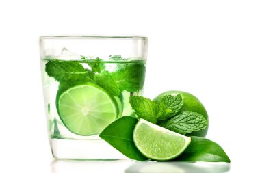 Su, limon ve nane veya mojito kokteyl infüzyon taze serin