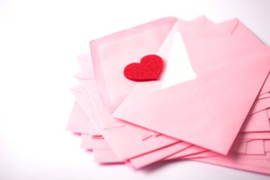 pembe Zarflar ve posta letter kağıt yığınlama ve th kadar yakın