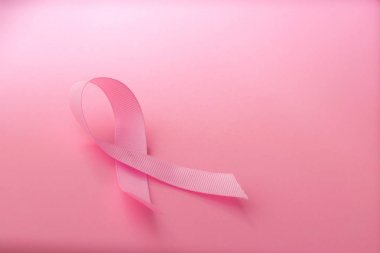 Meme için pembe bir arka plan kağıt üzerinde tatlı pembe kurdele şekli 