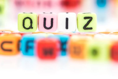 Quiz renkli alfabe kelime küp üzerinde beyaz