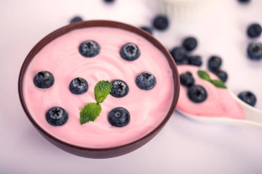 pembe kremalı ev yapımı yaban mersini meyve yoğurt zekâ kadar kapatın