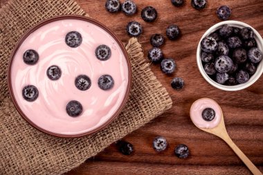 pembe kremalı ev yapımı yaban mersini meyve yoğurt zekâ kadar kapatın