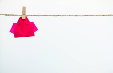 İpte asılı kırmızı origami gömlek kağıt 