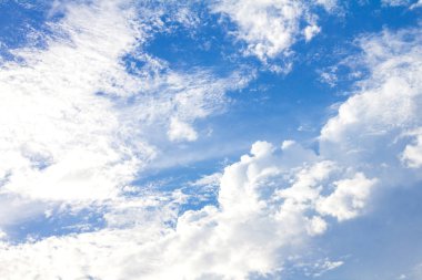 O günkü Brigth mavi gökyüzü arkaplanı