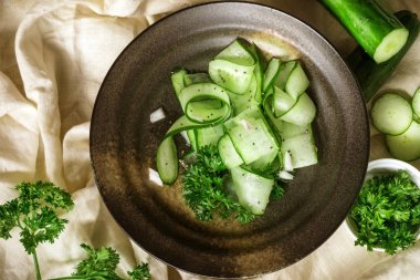 Salatalık salatası ve chia tohum ve yeşil parsle ile kapatmak