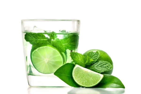 A friss hideg infúzióban víz lime és menta vagy mojito koktél — Stock Fotó