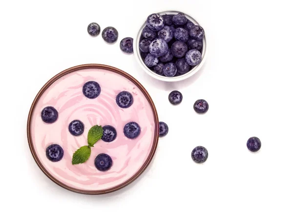 Close-up roze romige huisgemaakte bosbessen fruit yoghurt met de — Stockfoto