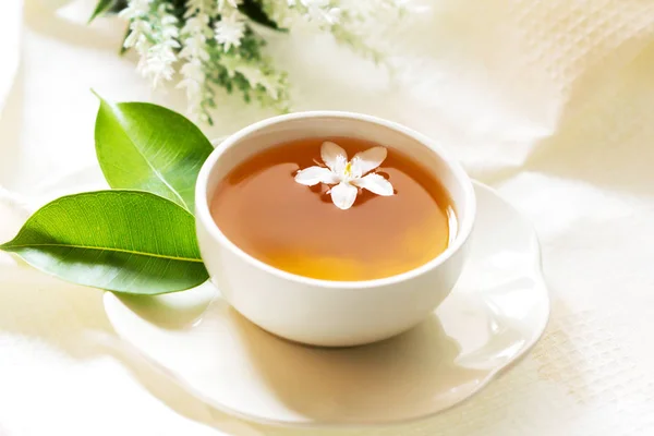 Κοντινό βιολογικό τσάι στο φλιτζάνι λευκό με πράσινα φύλλα, το τσάι τελετή — Φωτογραφία Αρχείου