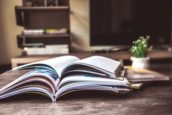 bir yığın dergisi yer oturma r tablo seçici odak