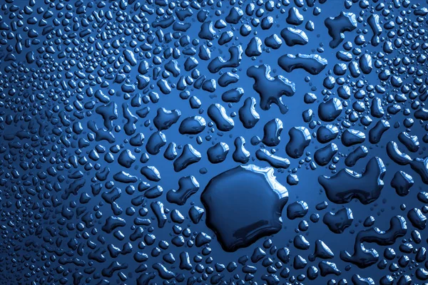 Abstrakt vattendroppe på ytan av färska mörka elegans blå — Stockfoto