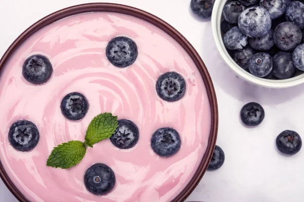 pembe kremalı ev yapımı yaban mersini meyve yoğurt zekâ kadar kapatın