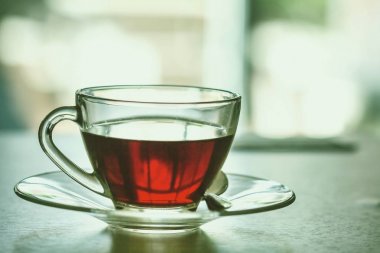 Sıcak siyah çay Kupası oturma ro ahşap tablo kapatın