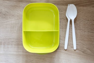 boş beslenme çantası sarılmış tahta masada, üstten görünüm yeşil veya