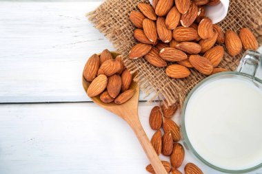 Üst cam ile içme içinde sağlıklı badem sütü görünümünü kapat 