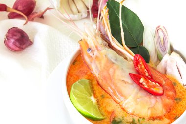 Beyaz kase, ünlü Tha karidesli Asya baharatlı çorba kadar kapatın