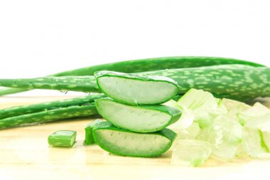 dilimlenmiş ve yaprak taze aloe vera ahşap plaka, natura