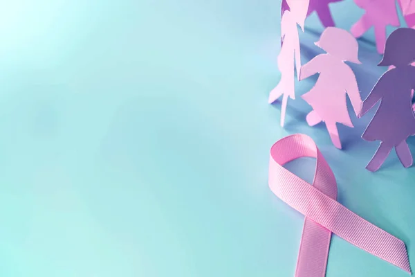 De vorm van de zoete roze lint met girl papier pop op blauw backgro — Stockfoto