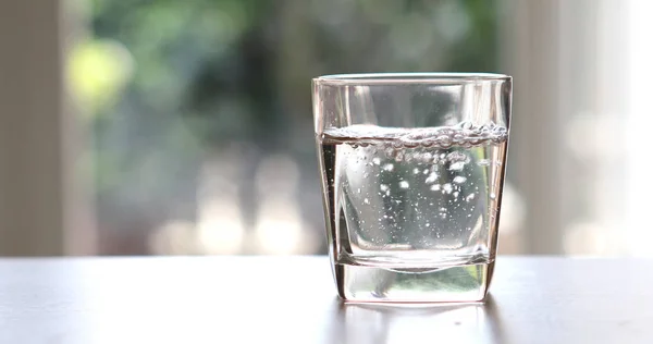 Крупним планом очищена свіжа питна вода з пляшки на столі — стокове фото