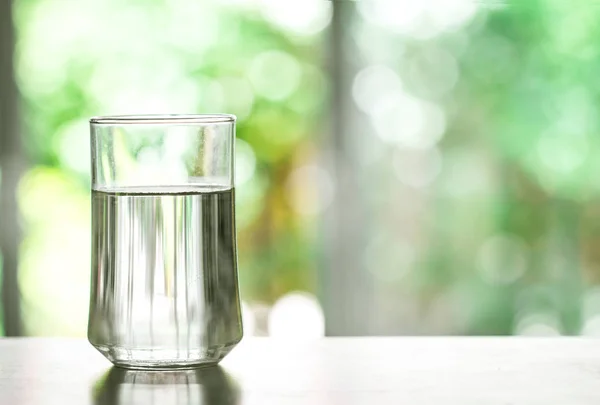 Fermer l'eau potable fraîche purifiée de la bouteille sur la table dans — Photo