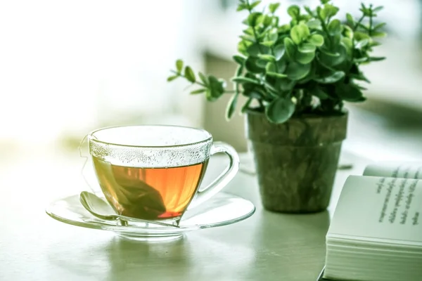 Zblízka teplé černý čaj šálek na dřevěný stůl v obývacím pokoji — Stock fotografie