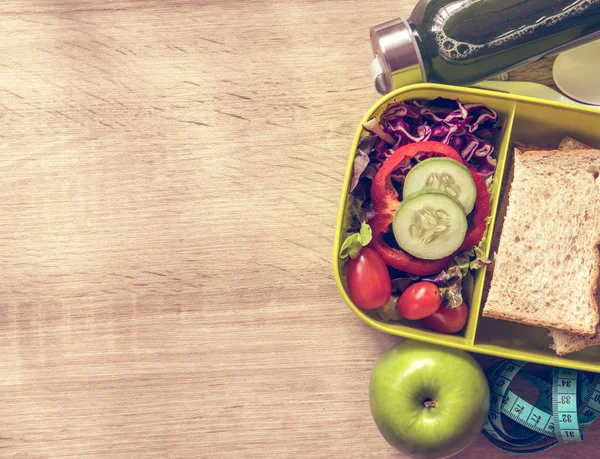 Здоровый обед с хлебом и зеленью — стоковое фото