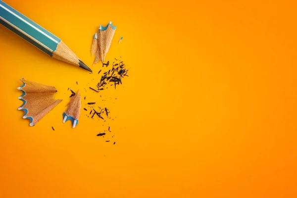 Modrá tužka na žlutém pozadí, tvůrčí inovace — Stock fotografie