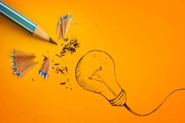 Gelber Bleistift mit handgezogener Glühbirne, kreative Innovatoren — Stockfoto