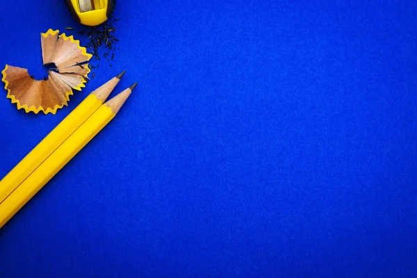 O lápis amarelo no fundo azul brilhante, inovação criativa — Fotografia de Stock