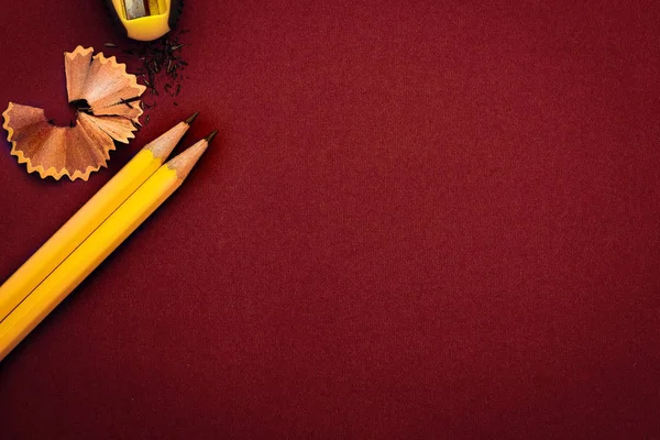 創造的な革新のアイデア sy の赤い背景に黄色の鉛筆 — ストック写真
